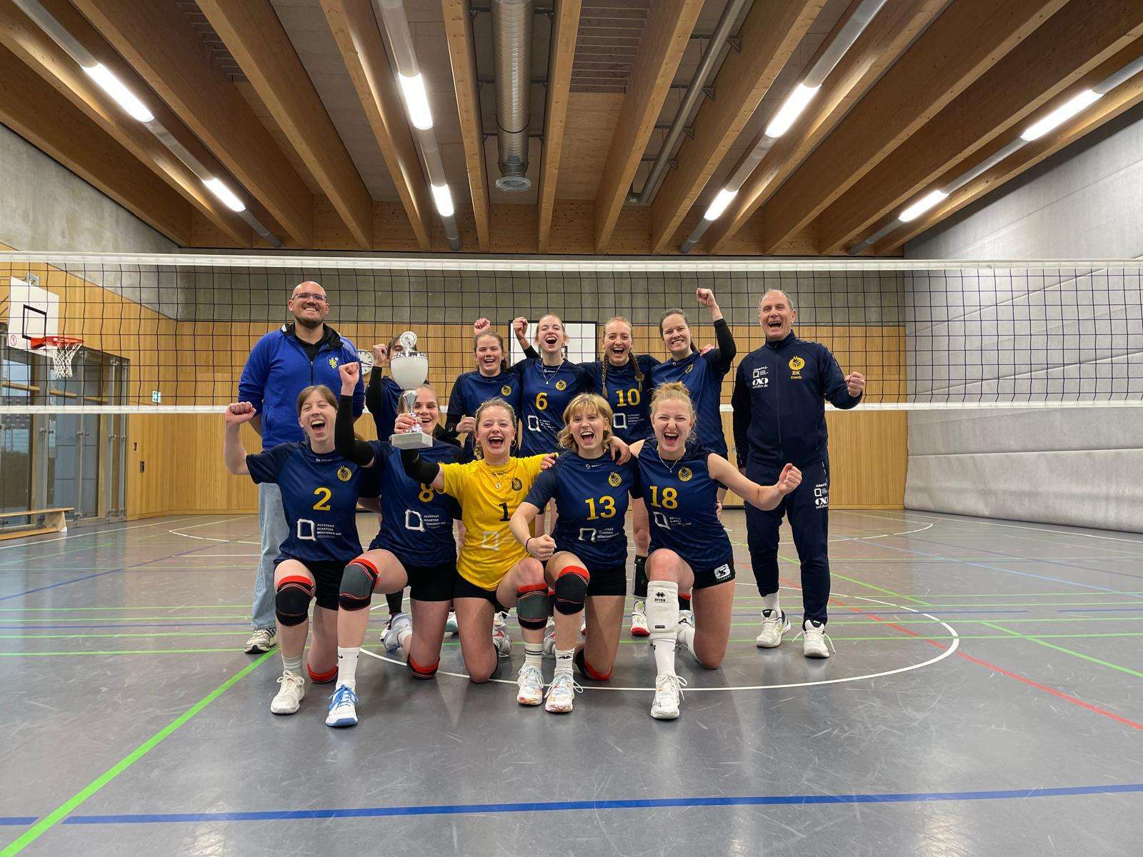 Pokalübergabe für die Damen 2 der Donau Volleys Regensburg