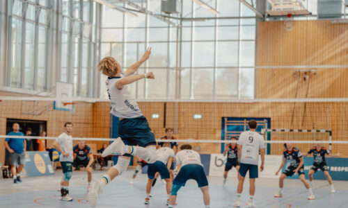 Oscar Gless beim Aufschlag für die Donau Volleys