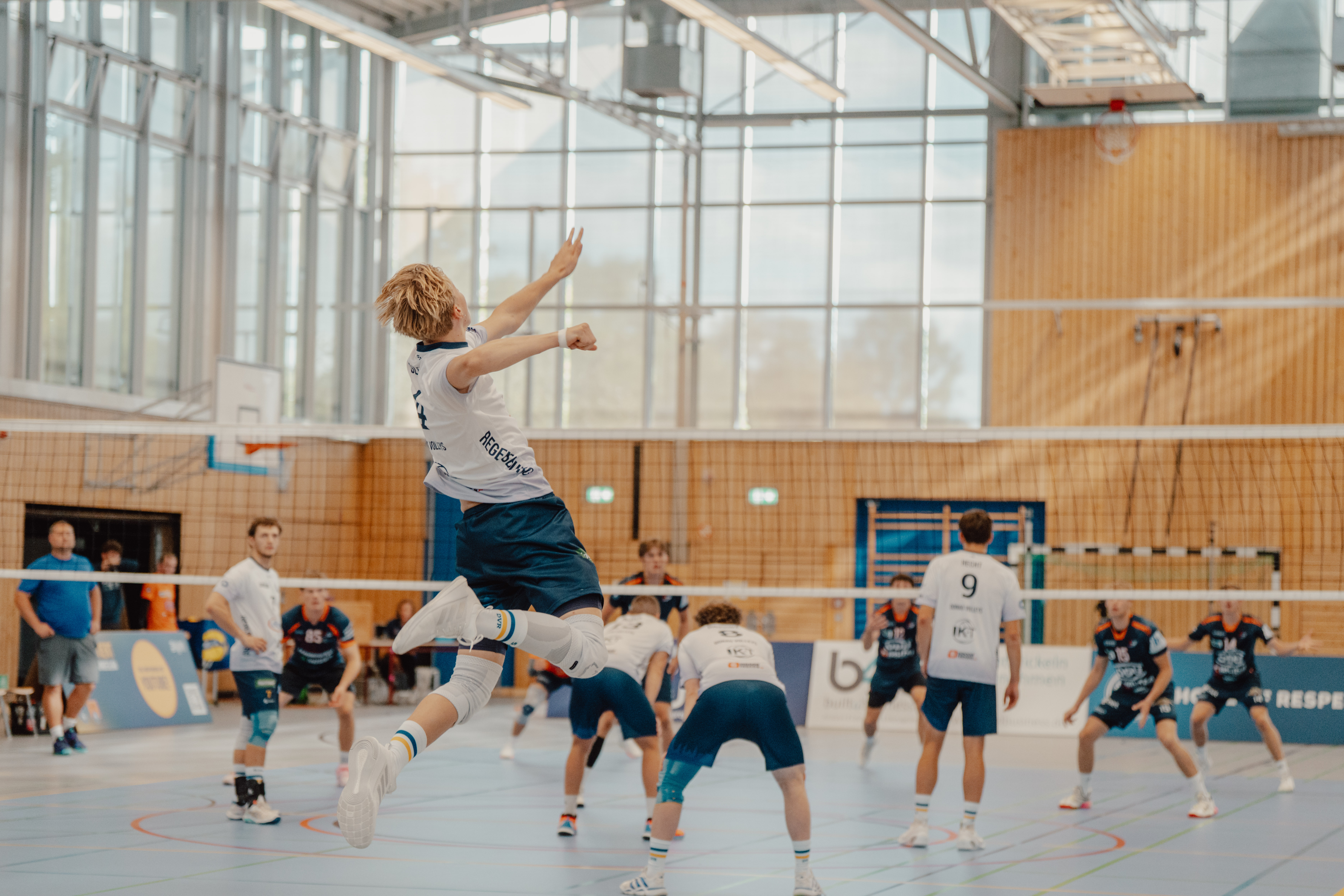 Oscar Gless beim Aufschlag für die Donau Volleys